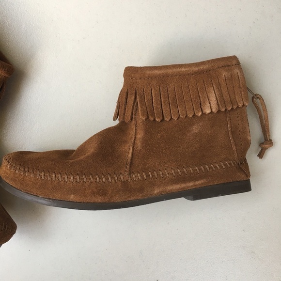 NEW Minnetonka Fringe Back Zip Bootie Brown - Picture 3 of 7